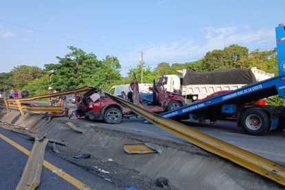 El carro quedó en pésimas condiciones tras el choque.