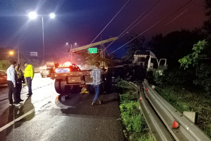 Un conductor de tráiler se estrelló contra un poste de alumbrado público en vía a la costa, el 4 de marzo de 2026, afectando al servicio de energía eléctrica en la zona.