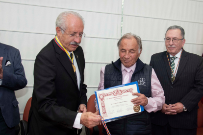 César Alarcón, director de la Academia Nacional de Historia del Ecuador, entrega el diploma al doctor Eduardo Mosquera.