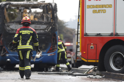 El bus se incendió tras chocar con la motocicleta en La Magdalena, Quito; bomberos lograron sofocar las llamas.