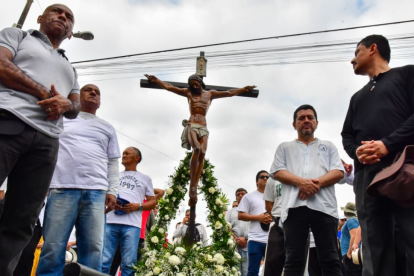 Feligreses participan en la procesión del norte de Guayaquil este Viernes Santo.