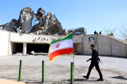 Un funcionario camina junto al complejo deportivo Azadi, que resultó dañado, en Teherán, Irán, el 3 de abril de 2026.