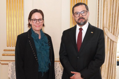 Inty Grønneberg, embajador de Ecuador en Suecia, con Maria Malmer Stenergard, ministra de Asuntos Exteriores de Suecia.