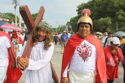 Luis Prudente Rodríguez carga la cruz en la procesión de Santa Elena, como una muestra de fe.