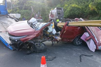 El vehículo en el que se movilizaba José Geovanny León Zambrano quedó destrozado tras el impacto contra la baranda en vía a la costa.