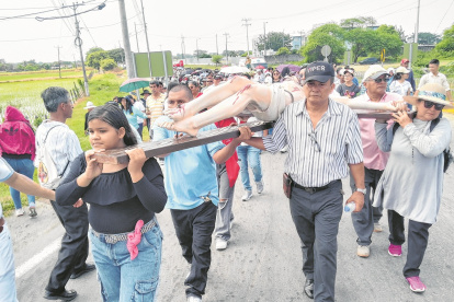 Los fieles participaron de forma masiva en la procesión en Daule.