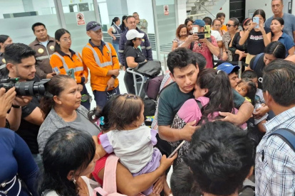 En el área internacional del aeropuerto Eloy Alfaro, en Manta, decenas de familiares aguardaban el arribo de los dos últimos pescadores del barco Negra Francisca Duarte II