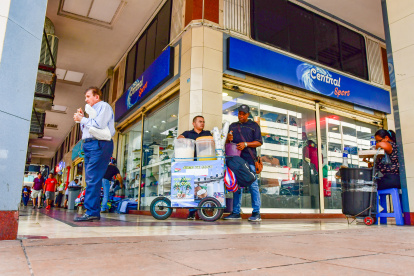 En cada paso por el centro de Guayaquil hay alguien vendiendo algo, aunque no cuente con permisos formales para ello