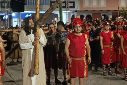 Fieles recorren las calles de Loja durante el Viacrucis del Valle, una tradición que reúne a cientos de devotos cada Viernes Santo..