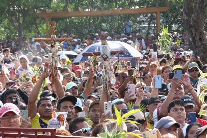 Guayaquil. Feligreses caminaron por la calle A desde tempranas horas de la mañana.