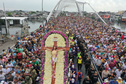 Multitud participa en una de las procesiones más grandes de Guayaquil.