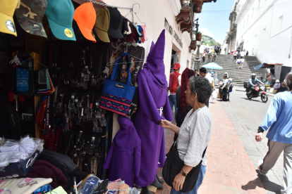 Durante la procesión en Quito los locales comerciales aprovecharon para generar mayores ingresos