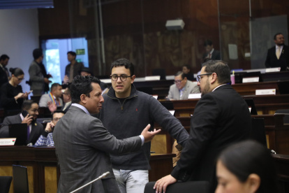 Los legisladores que quieran ser candidatos deberán renunciar a sus curules.