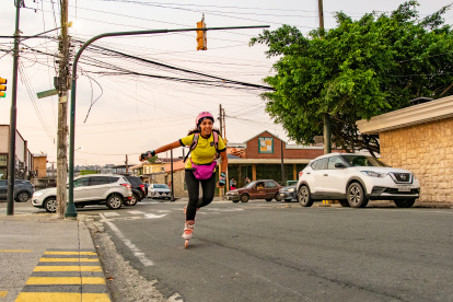 Cinthya Buenaño se moviliza en patines desde su trabajo hasta su casa, por sectores como Urdesa y Martha de Roldós, en el norte de Guayaquil.