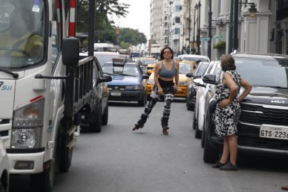 Malú Villacreses se moviliza en patines por Guayaquil, pese al irrespeto de conductores a la ciclovía como sucede en el tramo de avenida Malecón, al pie del Municipio.
