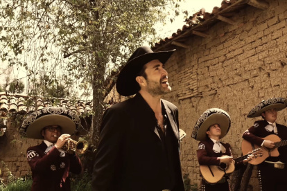 El cantante regresa a los escenarios con un sencillo que acopla la balada con el ranchero contemporáneo.