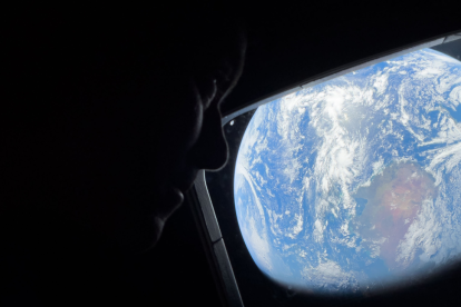 Los astronautas toman fotos y viedos de la tierra desde la nave Orión.