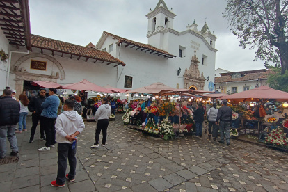 Visitantes de diversas partes del país llegaron a Cuenca durante el primer día del feriado de Semana Santa.