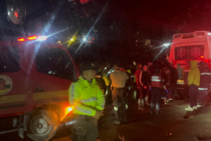 Un bus interprovincial se precipitó a un abismo la noche del domingo 5 de abril en el sector El Tablón, en el cantón Colta.