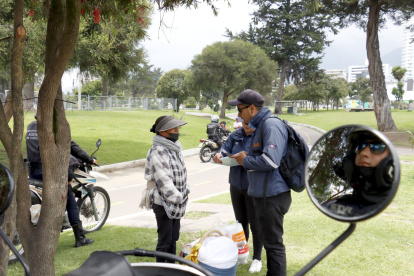 Los puestos de mando buscan reducir el comercio informal y recuperar el orden en espacios públicos.
