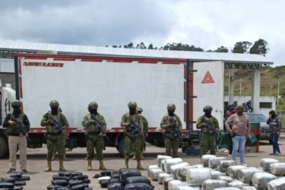 El Ejército ecuatoriano decomisó 530 kilos de marihuana que eran transportados en un vehículo que circulaba por una carretera de la provincia de Carchi