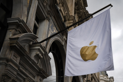 Una bandera con el símbolo de Apple decora el exterior de una tienda.