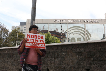 Militantes de Unidad Popular se ataron en los postes.