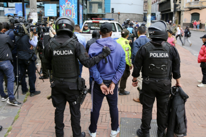 Agentes de la Policía Nacional realizan la detención de un ciudadano en el centro de Quito, en medio de operativos contra la delincuencia.