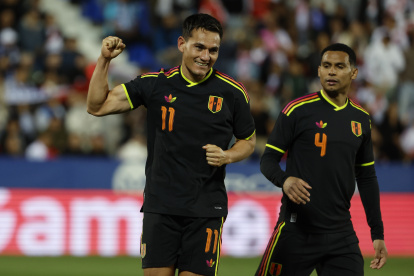 Jairo Vélez responde con goles en Perú, un doblete ante Honduras.