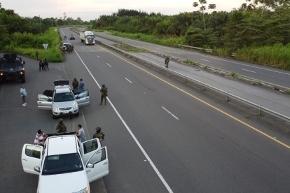 Conductores señalan que no bastan los controles esporádicos del Ejército. Piden resguardo constante.