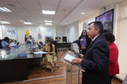 El coordinador de la veeduría, Hugo Arteaga, compareció ante el Pleno del CPCCS.