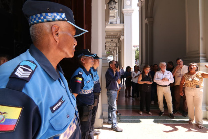 Ambientes en los exteriores del Palacio Municipal este jueves 2 de abril.