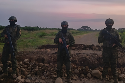 Militares en operativo en Los Ríos, donde se inhabilitó una pista clandestina vinculada al narcotráfico.