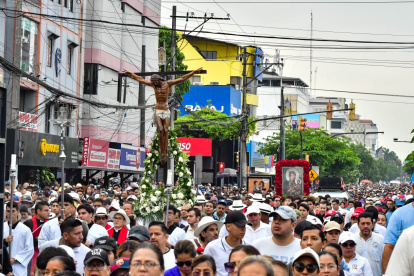 En la avenida Rodolfo Baquerizo Nazur se realizó la procesión de las parroquias del norte de Guayaquil para que la comunidad católica conmemore el Viernes Santo.