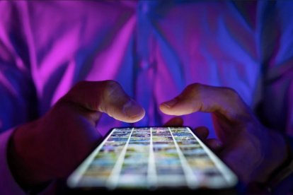 Redes como Facebook en 2004, YouTube en 2005, Instagram en 2010 y TikTok en 2018 redefinieron la manera de informarse y entretenerse.