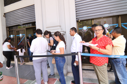 Las personas hacen filas para realizar los pagos en el Municipio.