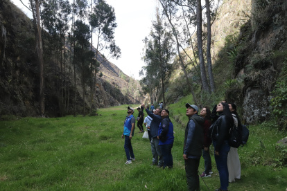 Un grupo de turistas recorre los paisajes de la provincia de Azuay.