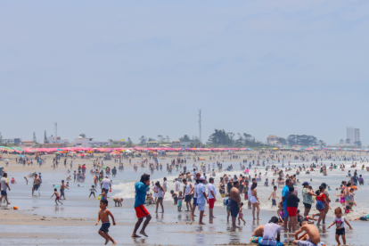 Turistas disfrutan de las playas ecuatorianas durante el feriado de Semana Santa, cuando el IVA se reducirá al 8 %.