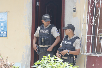 La Policía realizó el levantamiento del cadáver de Cuesta Castro y recolectó indicios en la escena del crimen.