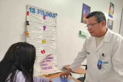 El médico José Giler atiende a diario a consumidoras que acuden al Centro Especializado en el Tratamiento de Adicciones (Cetad), de Bastión Popular, en busca de ayuda.