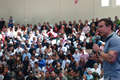 Daniel Noboa estuvo en Cuenca, con beneficiarios del Seguro Social Campesino.