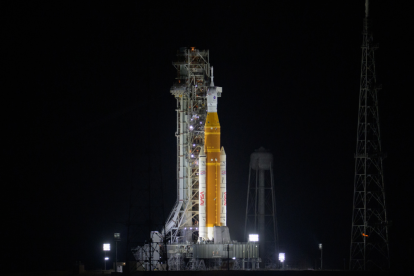 Fotografía cedida por la NASA donde se muestra el cohete del Sistema de Lanzamiento Espacial (SLS) y la nave espacial Orion de la misión Artemis II.