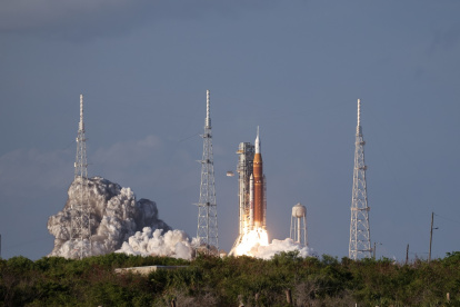 El cohete Space Launch System, que transportaba la cápsula Orion para la misión Artemis II, despegó de la plataforma de lanzamiento 39B en el Centro Espacial Kennedy el 1 de abril de 2026.