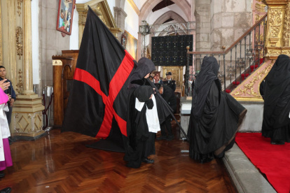 os canónigos arrastran las caudas en la Catedral Metropolitana de Quito, símbolo del pecado redimido por la cruz de Cristo.