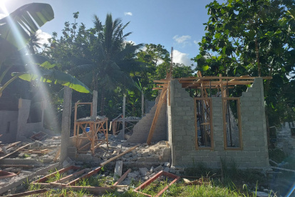 Fotografía que muestra una edificación afectada tras un terremoto en Indonesia este jueves, en la isla de Ternate (Indonesia).