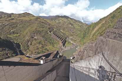 El embalse de Mazar, clave para la generación eléctrica de Ecuador, registra un descenso de más de 13 metros respecto a su cota máxima.