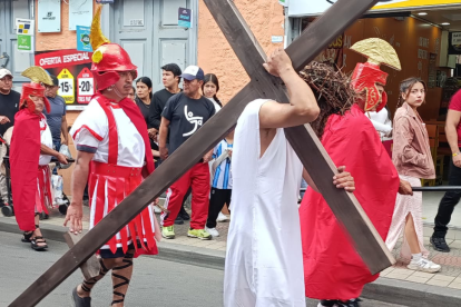 Fieles recorrieron las principales calles del centro de Loja durante el viacrucis organizado por la parroquia de San Francisco.