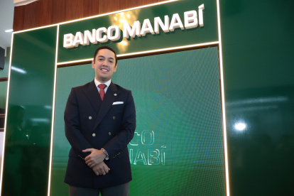 Es el presidente del directorio del Banco Manabí. Máster en Ciencias Jurídicas y máster en Derecho Internacional de los Negocios.