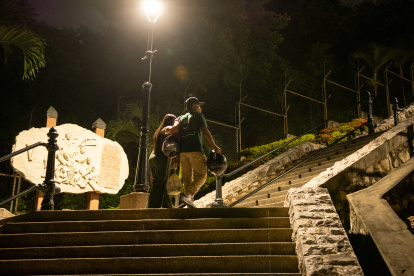 Solo las parejas suben al cerro del Carmen. A través de 164 escalones se llega al mirador donde está el monumento al Corazón de Jesús.