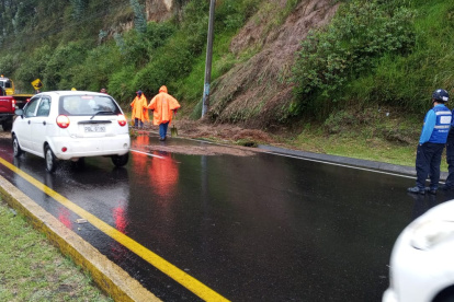 El carril sobre la General Rumiñahui, sentido Quito-Valle, fue inhabilitado.